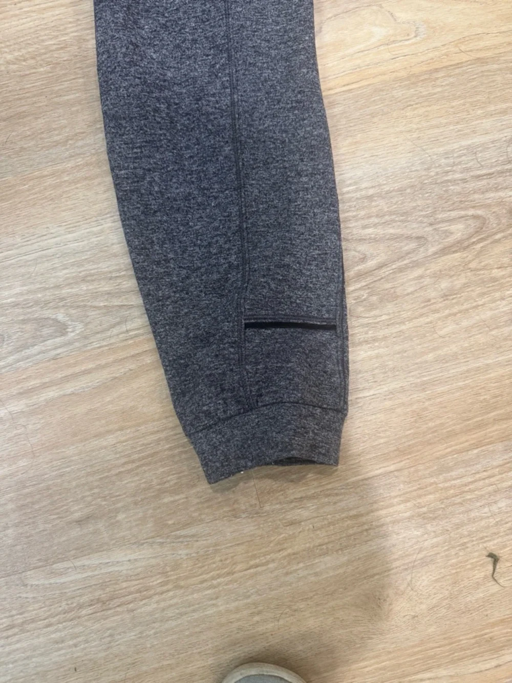 Lululemon gray pants with 2 front pockets size 6 - Picture 3 of 5